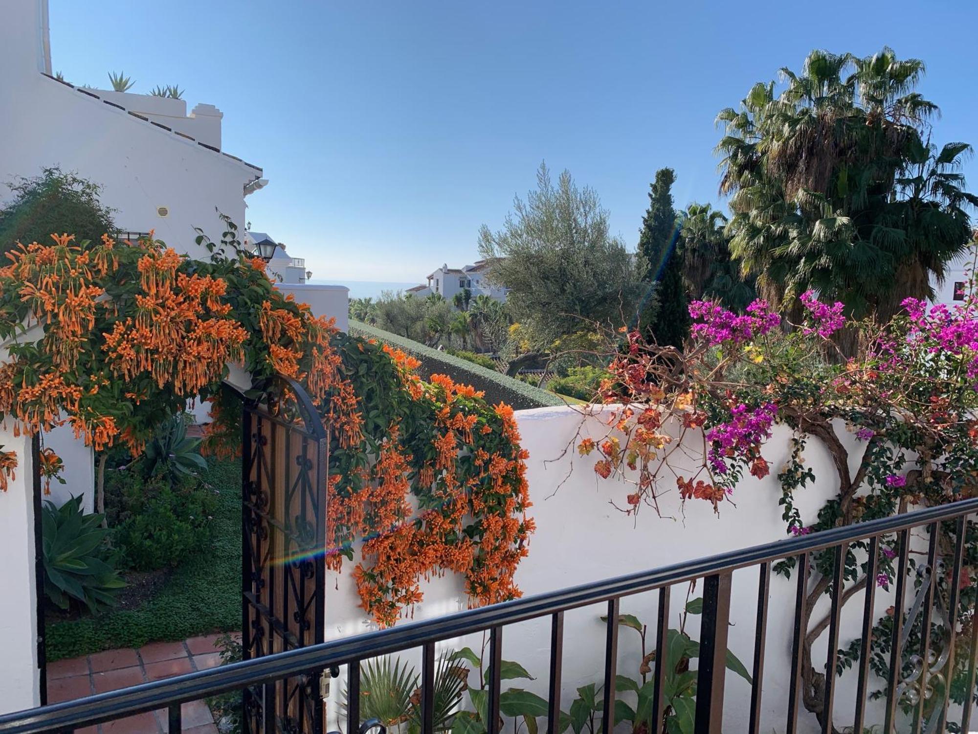 Casa Con Terraza Y Hermoso Jardin Comunal Нерха Екстериор снимка